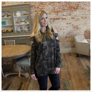 ✨LAST ONE✨Camo ladder sleeve tunic